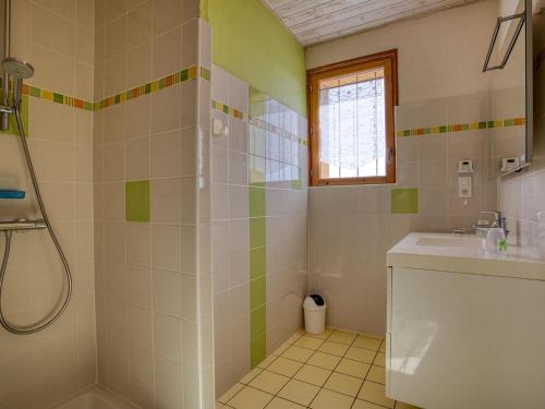 une salle de bain avec douche et lavabo dans l'établissement Maison indépendante avec grand jardin, proche Sarlat, équipée et confortable - FR-1-616-360, à Saint-Vincent-le-Paluel