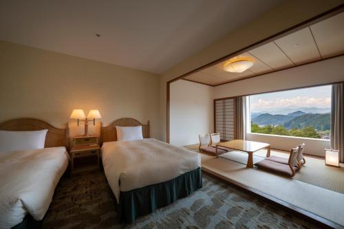 Postel nebo postele na pokoji v ubytování Hotel Associa Takayama Resort -with Natural Hot Springs-