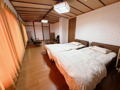 2 posti letto in una grande camera con una camera dotata di di BLUE OCEAN 淡路屋 -Awajiya- Oceanfront BBQ PET OK ad Awaji