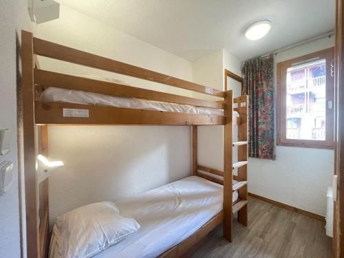 une chambre avec deux lits superposés et une fenêtre dans l'établissement Confortable studio pour 4 avec TV et casier à ski, proche centre et pistes - FR-1-411-984, à Val dʼIsère