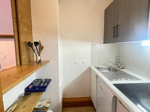 une petite cuisine avec un évier et un comptoir dans l'établissement Confortable studio pour 4 avec TV et casier à ski, proche centre et pistes - FR-1-411-984, à Val dʼIsère