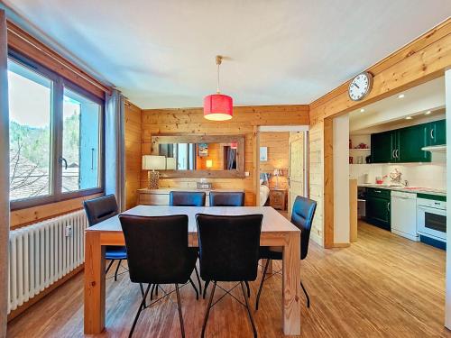 une cuisine et une salle à manger avec une table et des chaises dans l'établissement Appartement 6 pers à La Clusaz, balcon et wifi - FR-1-818-103, à La Clusaz
