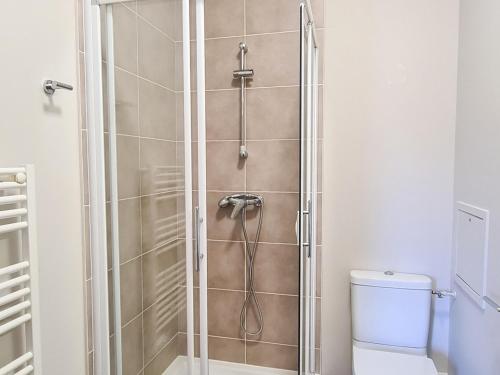 Koupelna v ubytování Appartement spacieux Flain - Ski aux pieds et parking - FR-1-425-235