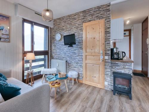 - un salon avec un mur en briques et une cheminée dans l'établissement Appartement 4 pers, 45m² avec WiFi - FR-1-663-45, à Saint-Gervais-les-Bains