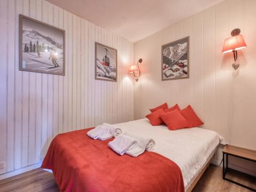 une chambre avec un lit avec des serviettes dessus dans l'établissement Appartement 4 pers, 45m² avec WiFi - FR-1-663-45, à Saint-Gervais-les-Bains