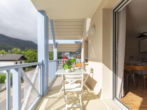 un balcon d'une maison avec une table et des chaises dans l'établissement Appartement rénové à Vielle-Aure, 4 pers, parking - FR-1-296-520, à Vielle-Aure