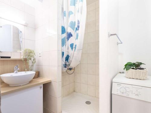 une salle de bain blanche avec un lavabo et une douche dans l'établissement Appartement rénové à Vielle-Aure, 4 pers, parking - FR-1-296-520, à Vielle-Aure