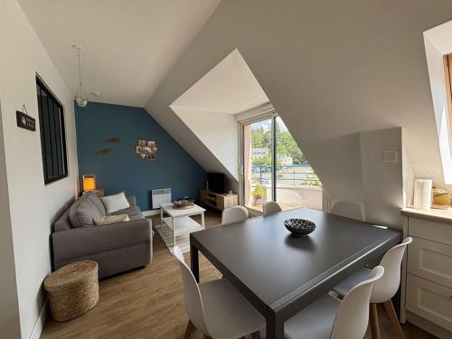 un salon avec une table et un canapé dans l'établissement Appartement cosy pour 4 personnes au cœur de la Forêt-Fouesnant - FR-1-481-179, à La Forêt-Fouesnant