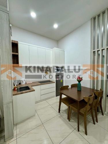 Η κουζίνα ή μικρή κουζίνα στο Manhattan Suites ITCC by KinabaluKomfortHomestay - Iverie