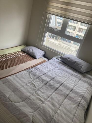 a bedroom with a bed and a window at Apartamento in Concepción