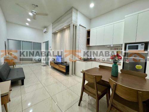 Η κουζίνα ή μικρή κουζίνα στο Manhattan Suites ITCC by KinabaluKomfortHomestay - Iverie