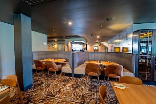 a restaurant with wooden tables and chairs in a room at Quality Hotel Parklake Shepparton in Shepparton