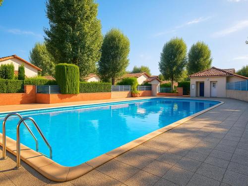 une piscine dans une cour avec une maison dans l'établissement Pavillon climatisé 2** à 10 min de la plage - 2 chambres, cuisine équipée, parking sécurisé - FR-1-732-47, à Argelès-sur-Mer