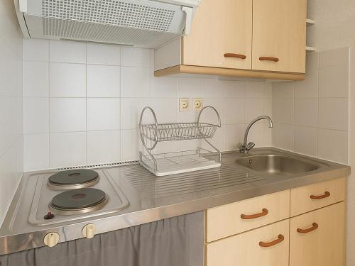 une petite cuisine avec un évier et un évier dans l'établissement Charmant Pavillon à Argelès-sur-Mer avec Piscine, Terrasse et Parking - FR-1-732-23, à Argelès-sur-Mer