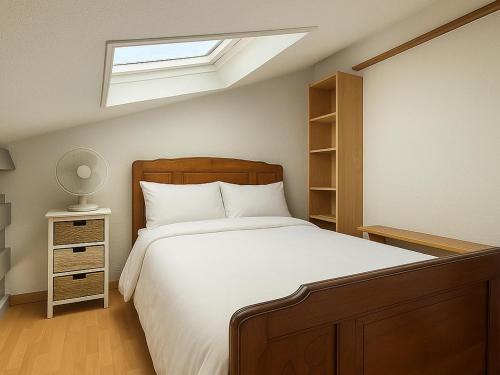 une chambre avec un grand lit avec une lucarne dans l'établissement Charmant Pavillon à Argelès-sur-Mer avec Piscine, Terrasse et Parking - FR-1-732-23, à Argelès-sur-Mer