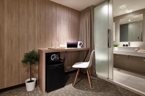台北市にあるヴィア　ロフト　ホテルのバスルーム(デスク、シンク、シャワー付)