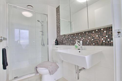 Bilik mandi di White Crystal Sea View Residence