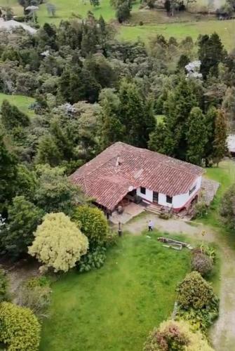 an overhead view of a house with a roof at DORMITORIOS - BAÑO y TV in Guarne