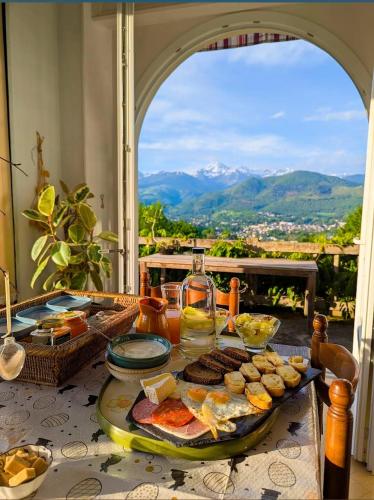 - une table avec un plateau de nourriture dans l'établissement HiPyrenees, à Bagnères-de-Bigorre