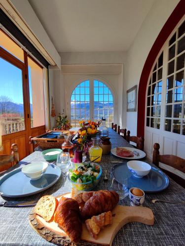 une table avec des assiettes de nourriture dessus dans l'établissement HiPyrenees, à Bagnères-de-Bigorre