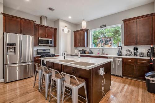 Η κουζίνα ή μικρή κουζίνα στο Spacious Luxe Stay , Near DT, MedCtr & NRG, New