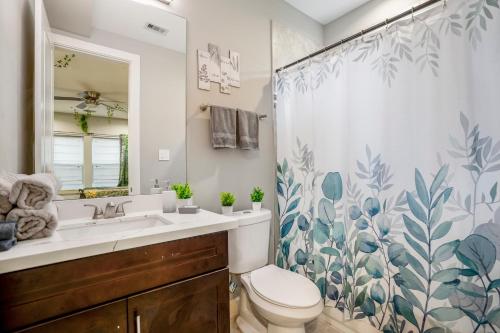 Ένα μπάνιο στο Spacious Luxe Stay , Near DT, MedCtr & NRG, New