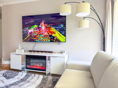 TV a/nebo společenská místnost v ubytování Rockstar Hideaway Entire Home 2BR 2BA Office Space Guest Room & Outdoor Patio