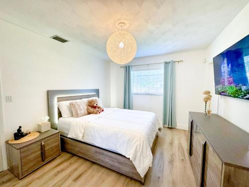 ein Schlafzimmer mit einem Bett, auf dem ein Teddybär liegt in der Unterkunft Rockstar Hideaway Entire Home 2BR 2BA Office Space Guest Room & Outdoor Patio in Hollywood