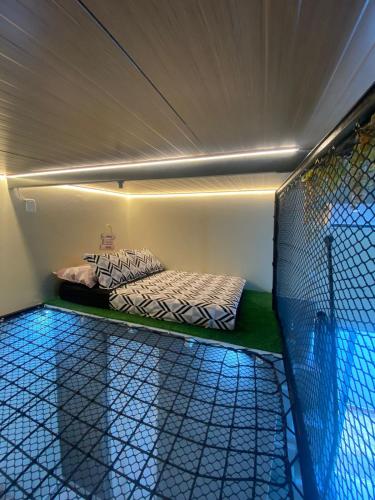 two beds in a room with blue lights at Studio próximo hospital Unimed Tubarão in Tubarão