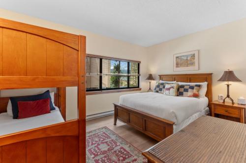 Un dormitorio con dos camas y una ventana en Mountainwood 201 by Summit County Mountain Retreats, en Breckenridge