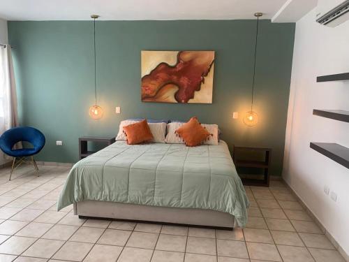a bedroom with a bed and a blue wall at Un hogar lejos de Casa in Monterrey