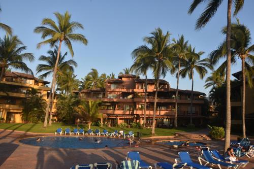 a view of the resort from the pool at Hermoso alojamiento en los Tules, frente al mar en medio de hermosos jardines, es Unico!!! in Puerto Vallarta