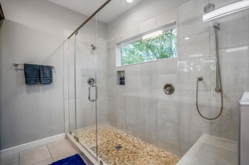 Ένα μπάνιο στο Spacious Luxe Stay , Near DT, MedCtr & NRG, New