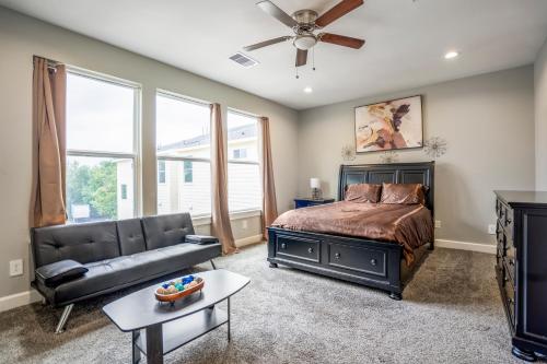 Χώρος καθιστικού στο Spacious Luxe Stay , Near DT, MedCtr & NRG, New