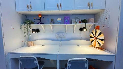 a room with a desk with two chairs and a table at Bangi Avenue Charming 4BR Blissful Holiday Homestay in Kajang