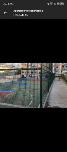 Tennis und/oder Squash in der Unterkunft Apartamento con piscina oder in der Nähe
