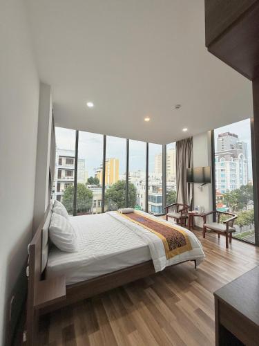 Ένα ή περισσότερα κρεβάτια σε δωμάτιο στο MBee Hotel