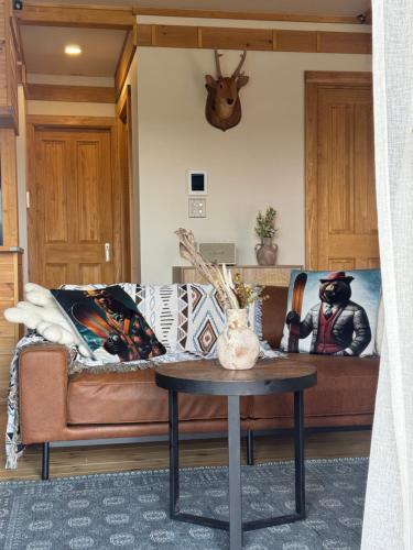 Ruang duduk di Best Day Ever Furano Lodges