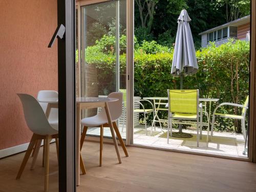 un patio avec une table, un parasol et des chaises dans l'établissement Zen Attitude Apartment, à Cagnes-sur-Mer
