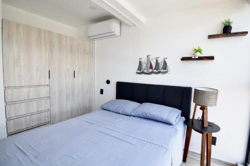 a bedroom with a blue bed and a closet at Departamento en Condominio Astoria in Acapulco