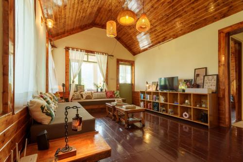 a living room with a couch and a table at Tranquil House Manali in Haripūr