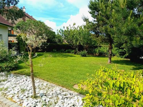 Κήπος έξω από το Villa Jura Poligny