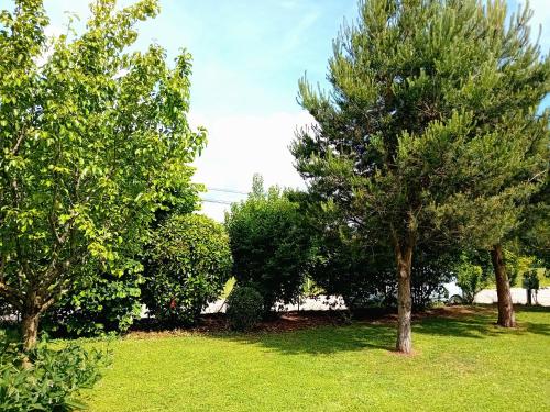 Κήπος έξω από το Villa Jura Poligny