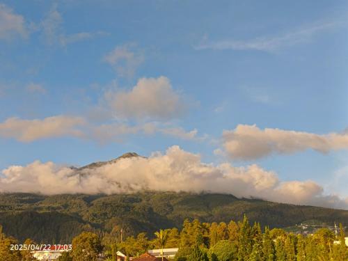 a view of a mountain with clouds in the sky at penginapan Samara Homestay Tawangmangu in Tawangmangu