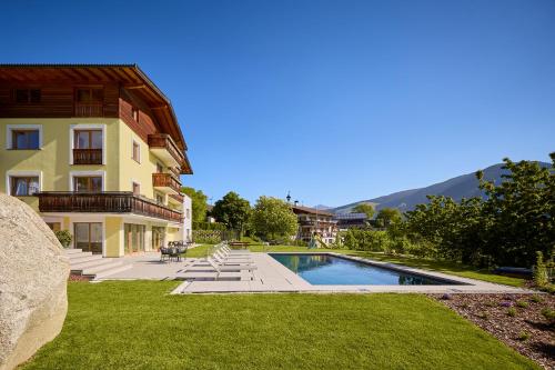 a house with a swimming pool next to a building at Residence Schiestlhof in Naz-Sciaves