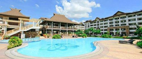 Πισίνα στο ή κοντά στο 2BR Condo with Free Pool and Wifi beside SM Ecoland