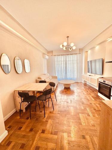 un salon avec une table et des chaises et une cuisine dans l'établissement Nice carré d'or proche Negresco, à Nice
