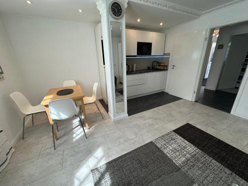 a kitchen and dining room with a table and chairs at Ruhige geräumige Wohnung in Pforzheim