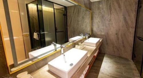 Bilik mandi di Tomeet Hotel