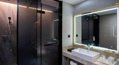 Bilik mandi di Tomeet Hotel